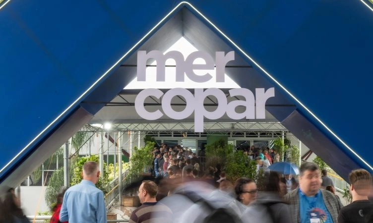 Entrada da Mercopar com visitantes circulando em frente ao portal da feira